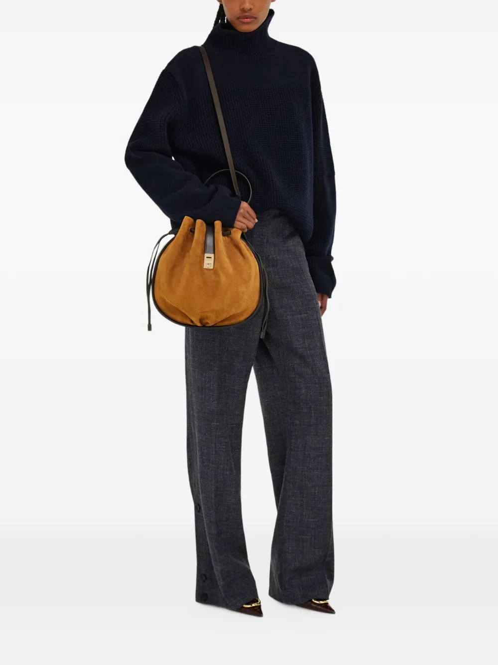  Ferragamo Hug Bucket Bag - Brown 