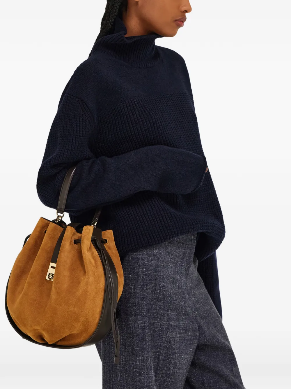  Ferragamo Hug Bucket Bag - Brown 