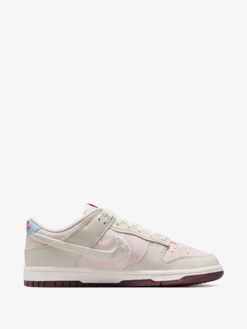 Nike Dunk Low sneakers