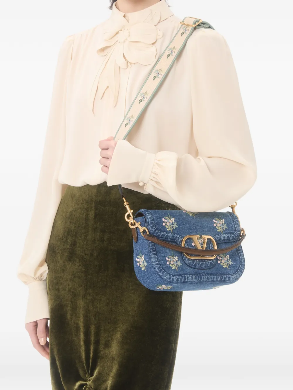  Valentino Garavani Alltime Medium Embroidered Denim Shoulder Bag With Embroidered Ribbon Strap - Blue 