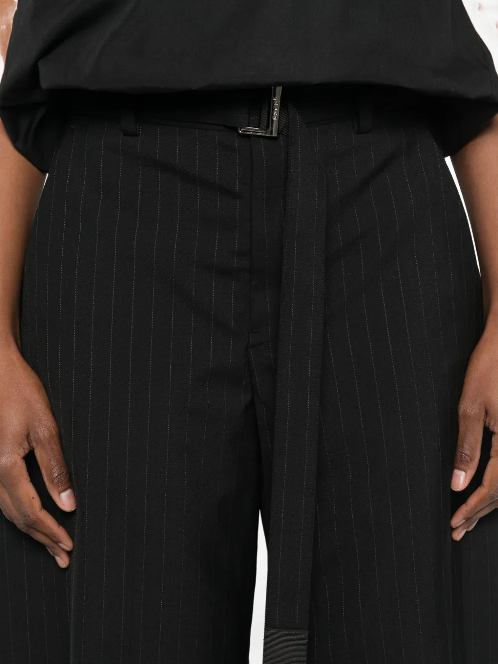 sacai Broek met krijtstreep en gesp Zwart