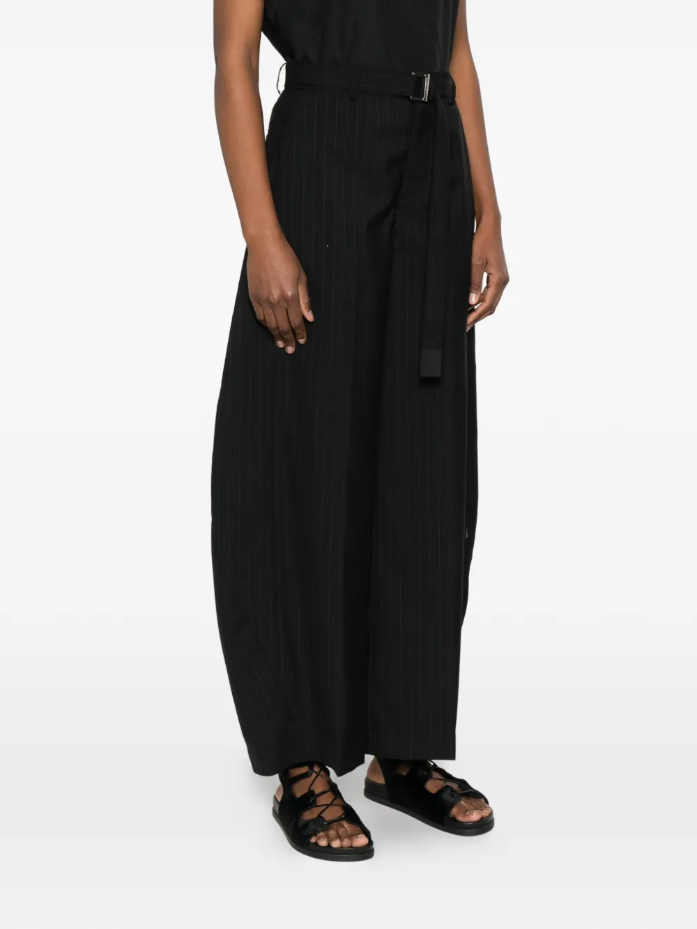 sacai Broek met krijtstreep en gesp Zwart