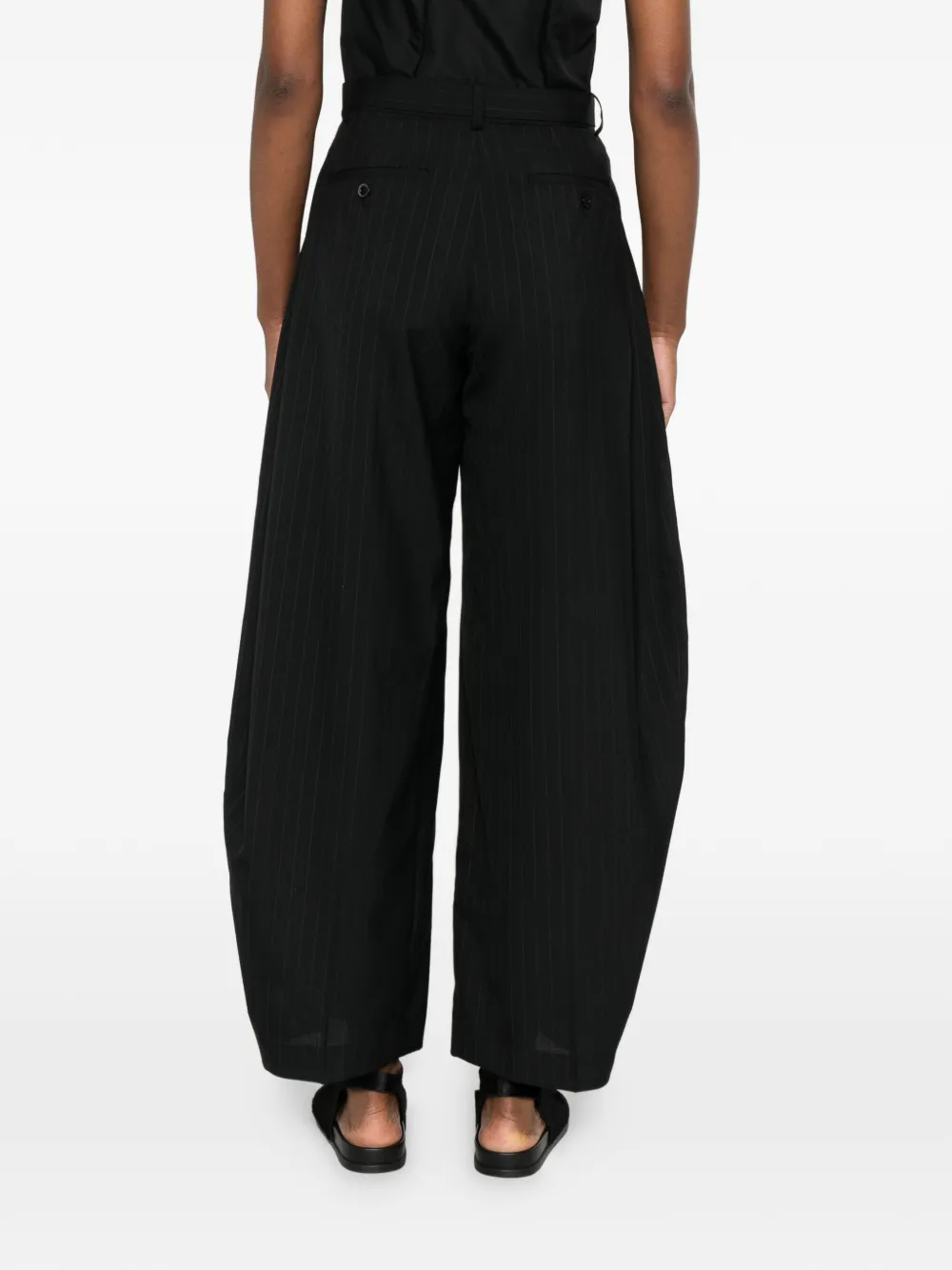sacai Broek met krijtstreep en gesp Zwart