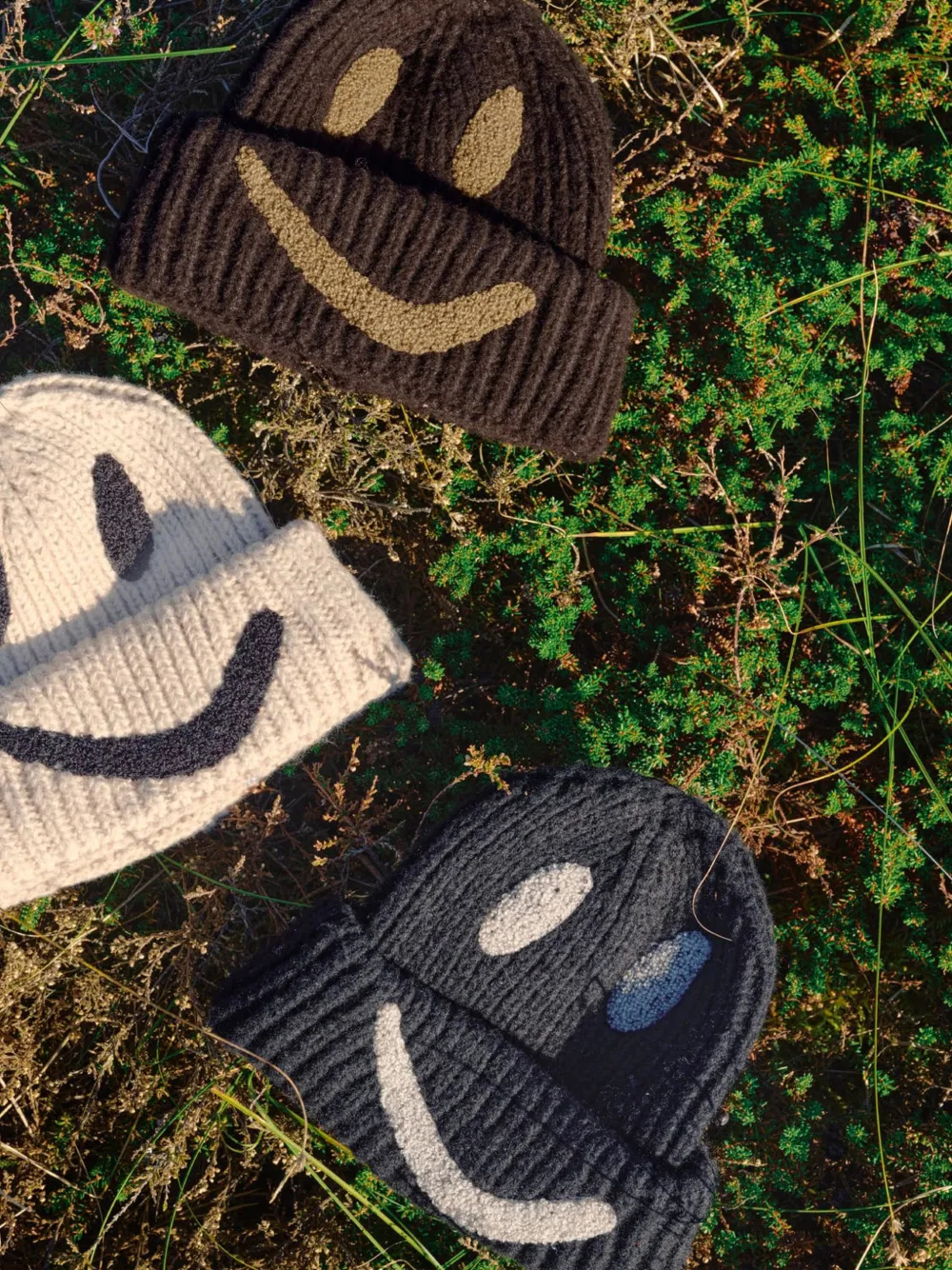 Molo Geribbelde muts met smileyface Beige
