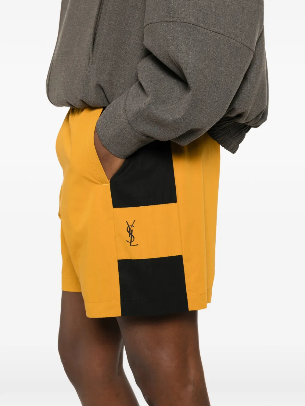 Saint Laurent Cassandre shorts met logo Geel
