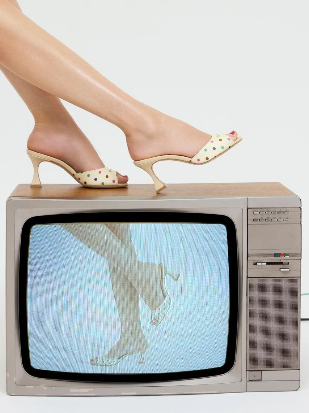 Manolo Blahnik Jadaron sandalen met stippen Beige