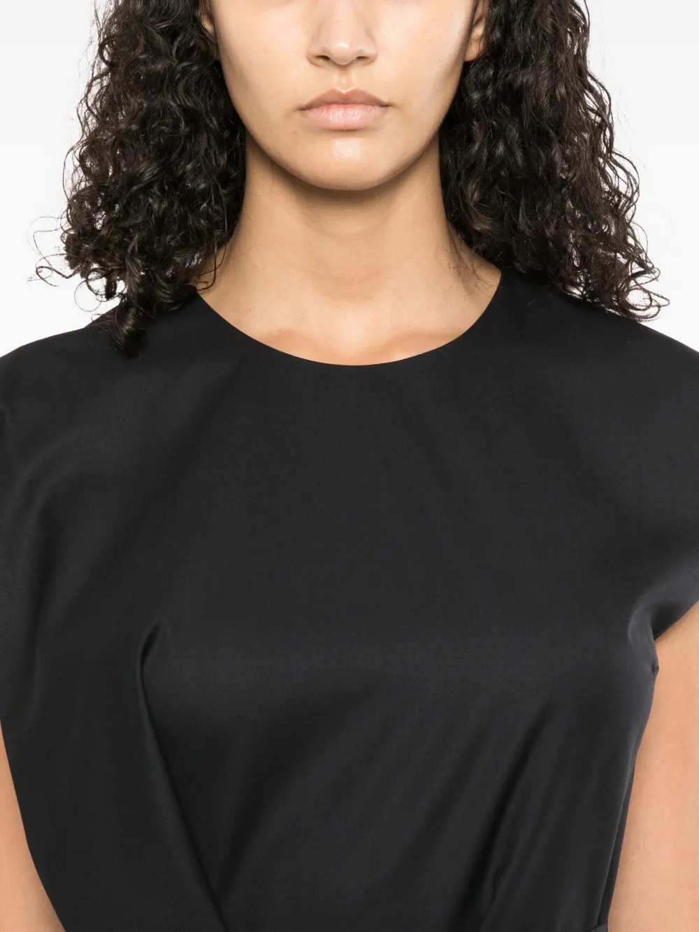 LESS Gedrapeerde jurk met gestrikte taille Zwart