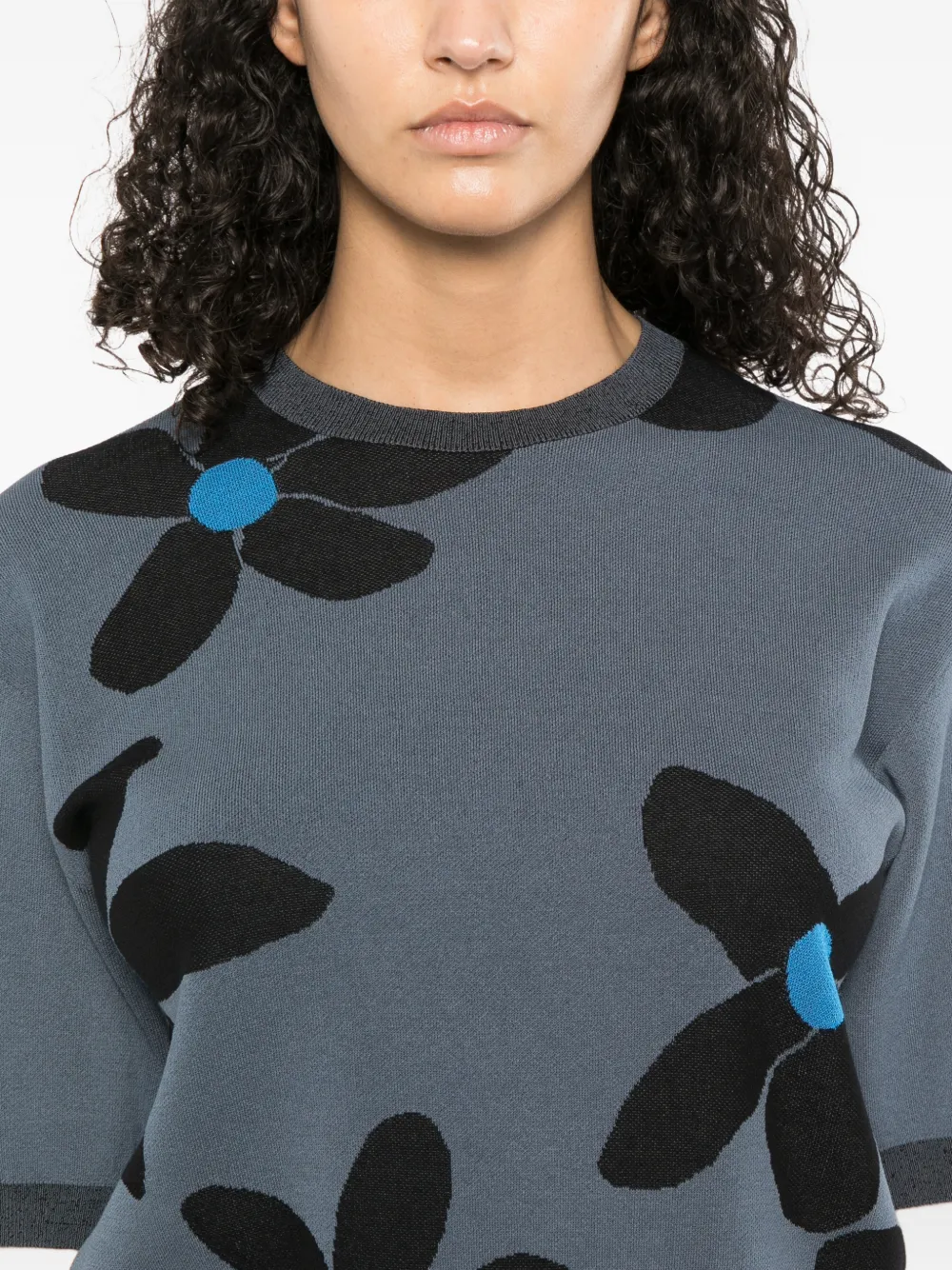 LESS T-shirt met geborduurde bloemen Blauw