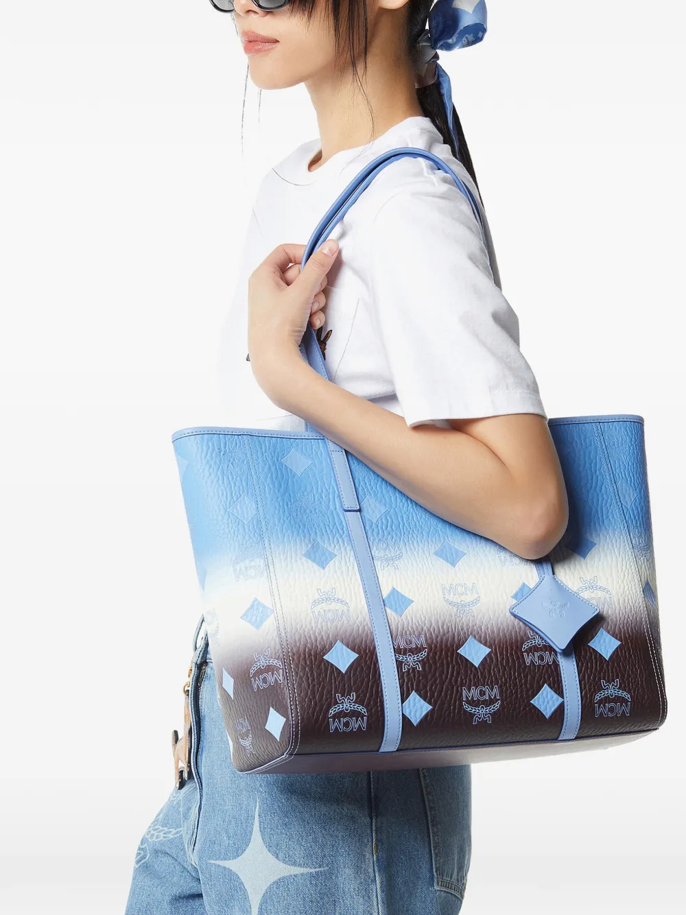 MCM Schoudertas met monogram-reliëf en ombré-effect Blauw