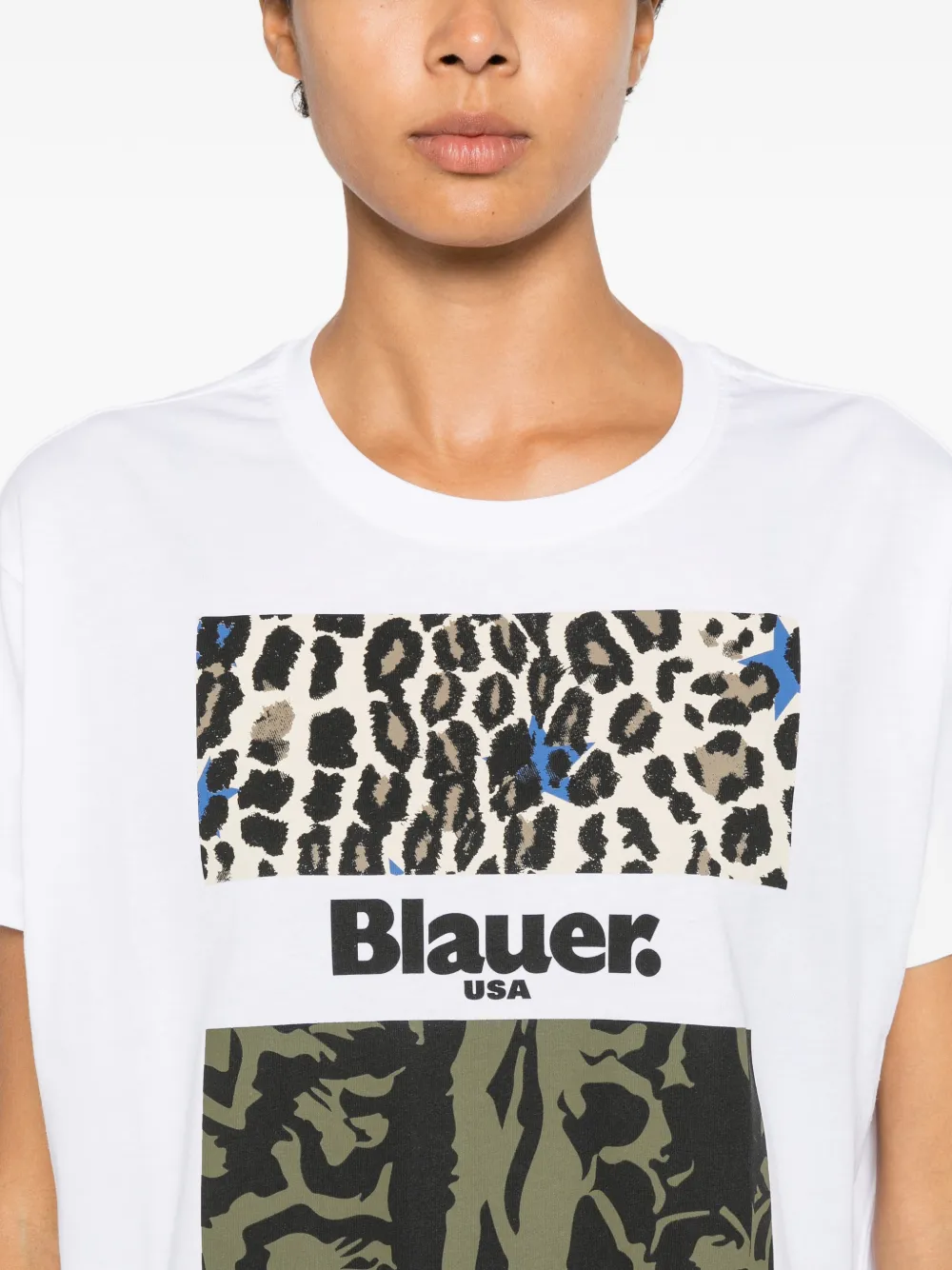 Blauer T-shirt met luipaardprint en camouflageprint Wit