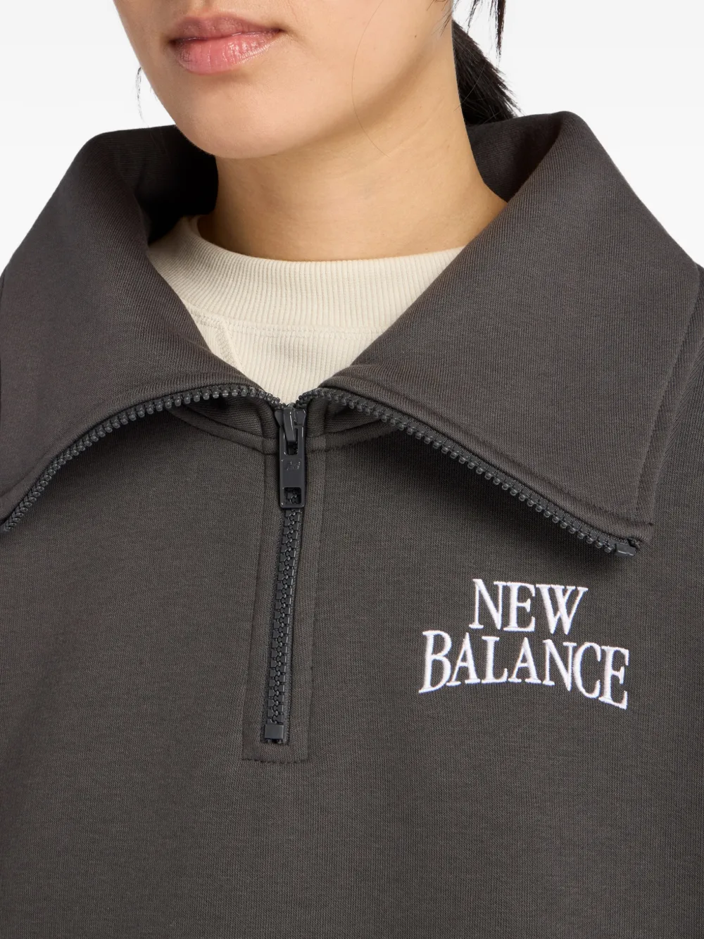 New Balance Trackside sweater met borduurwerk en halve rits Grijs