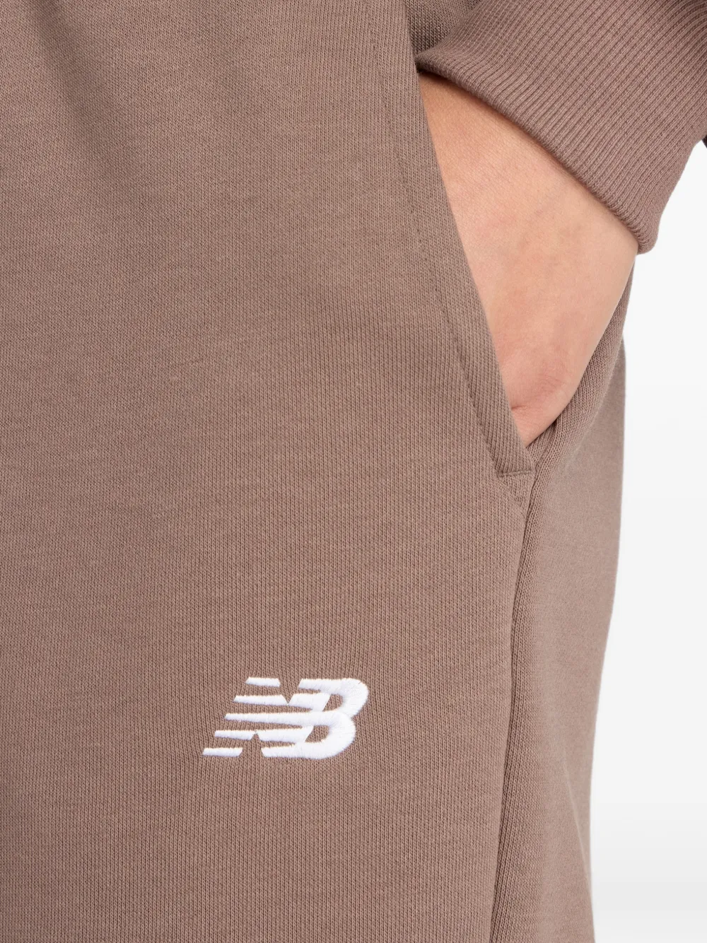 New Balance Essentials elastische trainingsbroek met logo Bruin