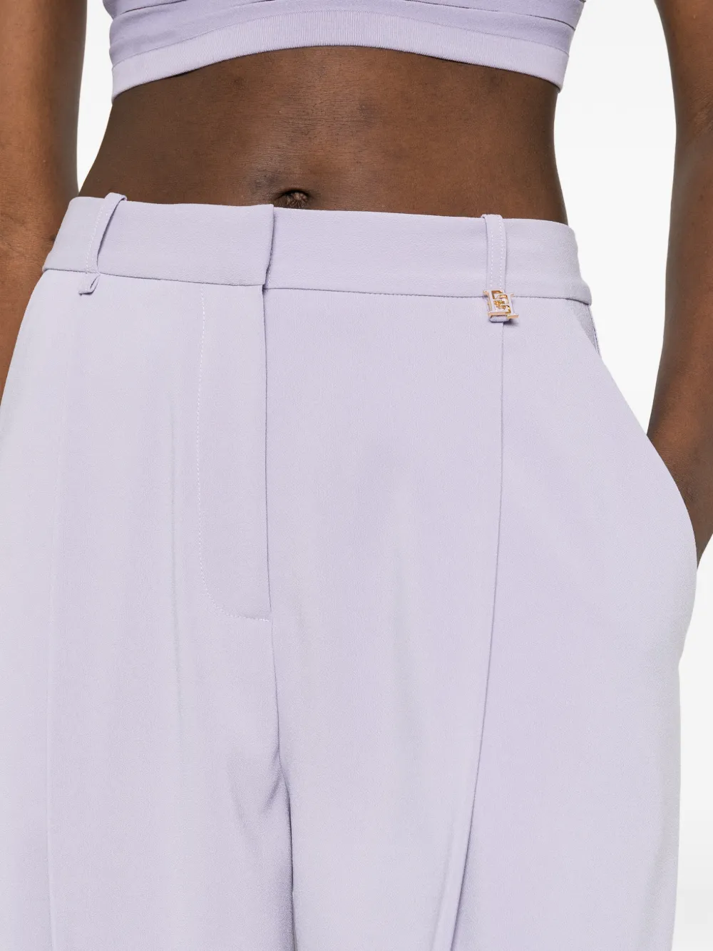 Elisabetta Franchi Lichtgewicht crêpe broek met logo-bedel Paars