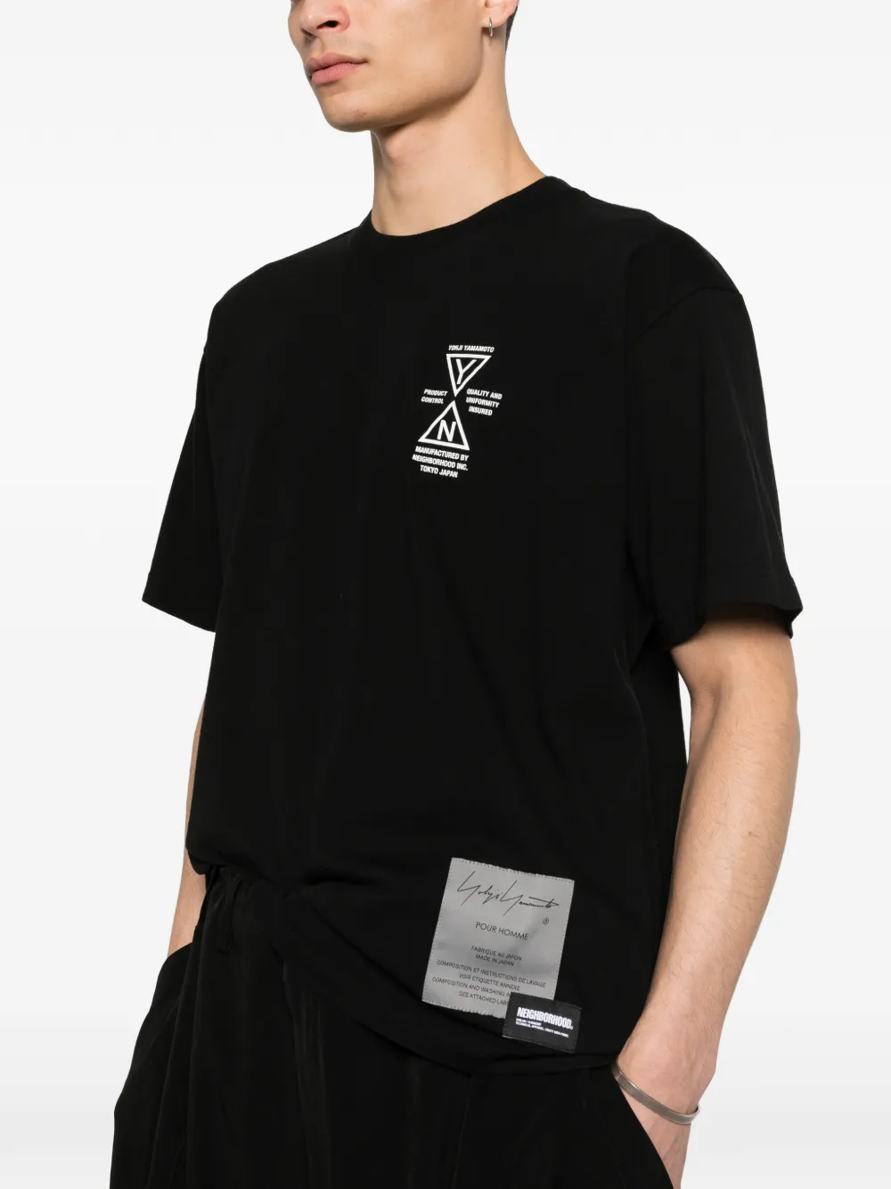 【Yohji Yamamoto ニットTシャツ ブラック】 Yohji Yamamoto x Neighborhood Tシャツ | ブラック | FARFETCH JP