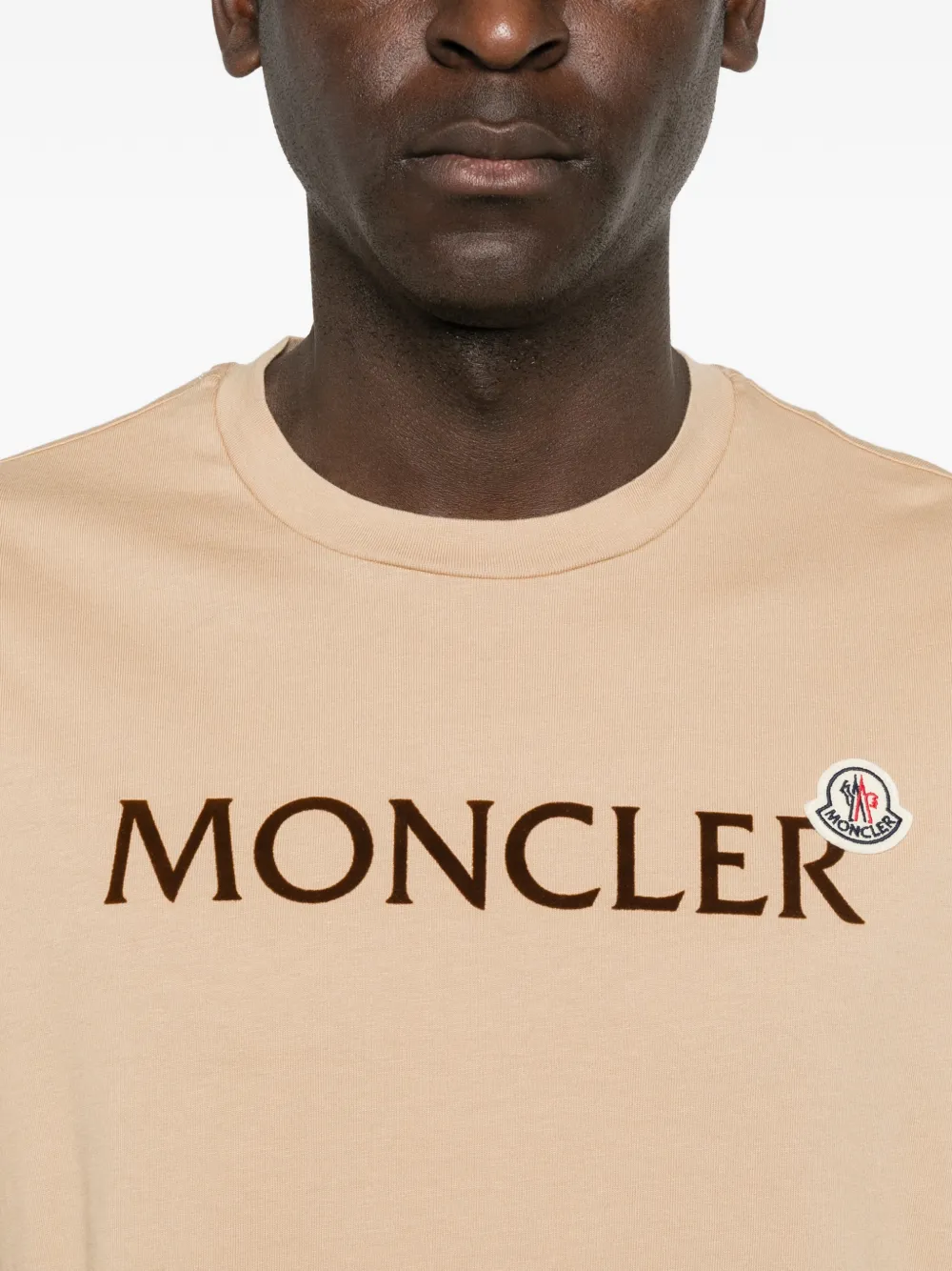 Moncler T-shirt met logo Bruin