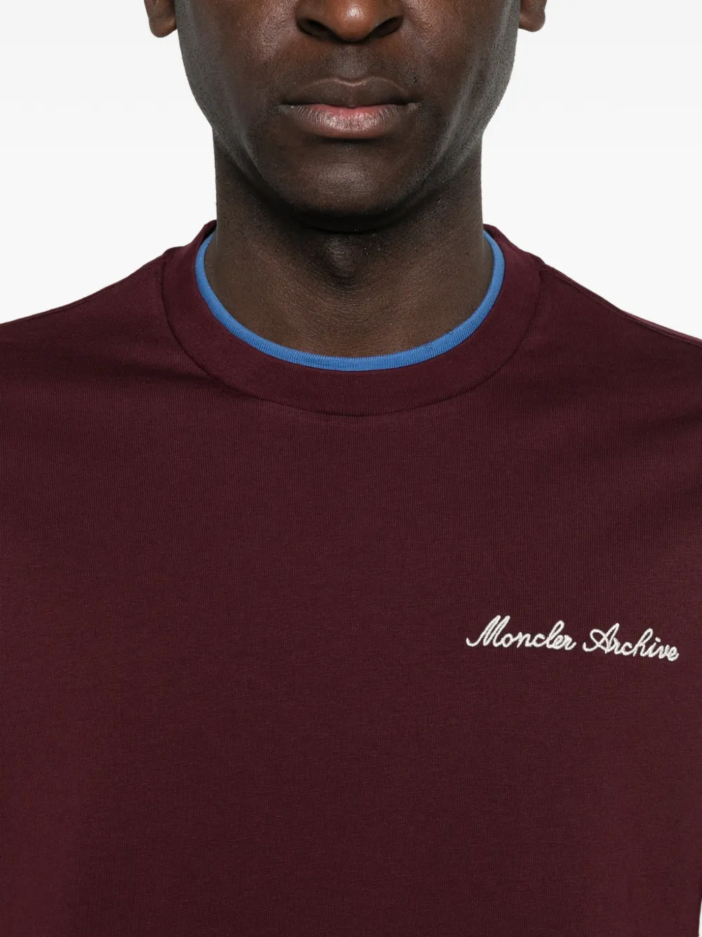 Moncler T-shirt met geborduurd logo Paars