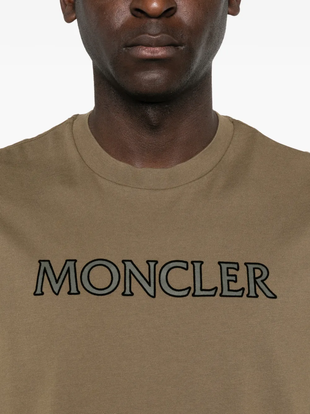 Moncler T-shirt met logo Bruin