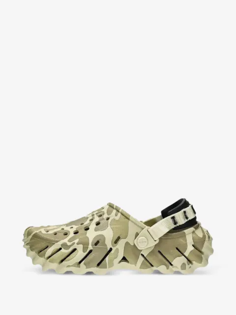 Crocs zuecos con estampado militar