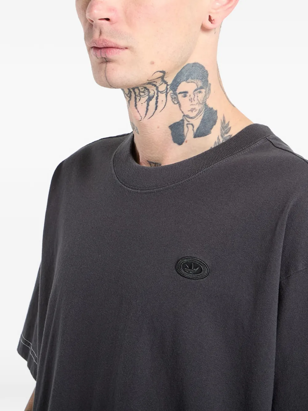 adidas T-shirt met grafische print en korte mouwen Grijs