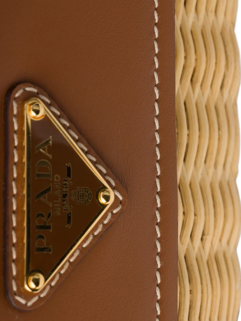 Prada Kleine rieten en leren schoudertas Beige