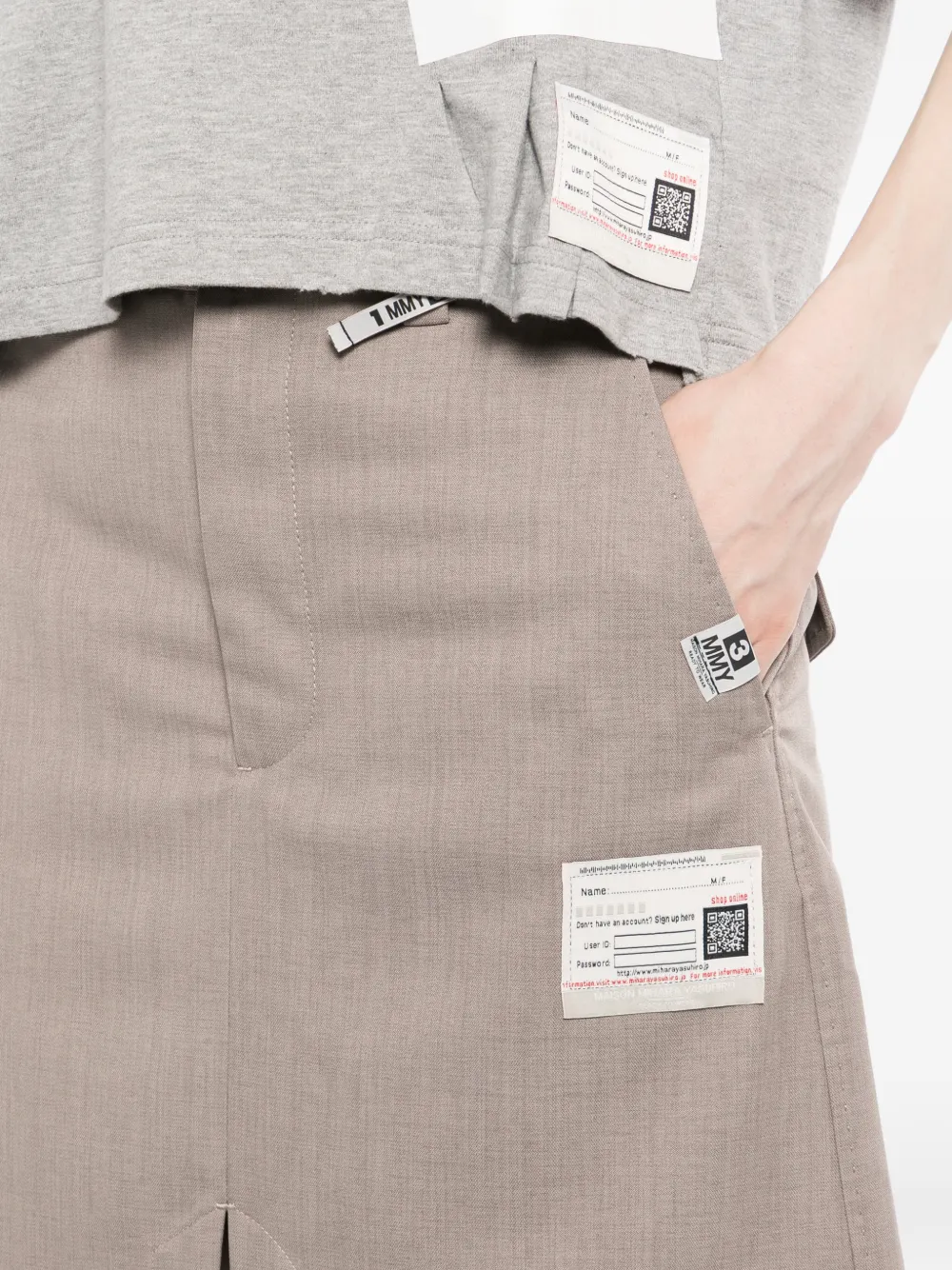 Maison MIHARA YASUHIRO Shorts met logopatch en split Grijs