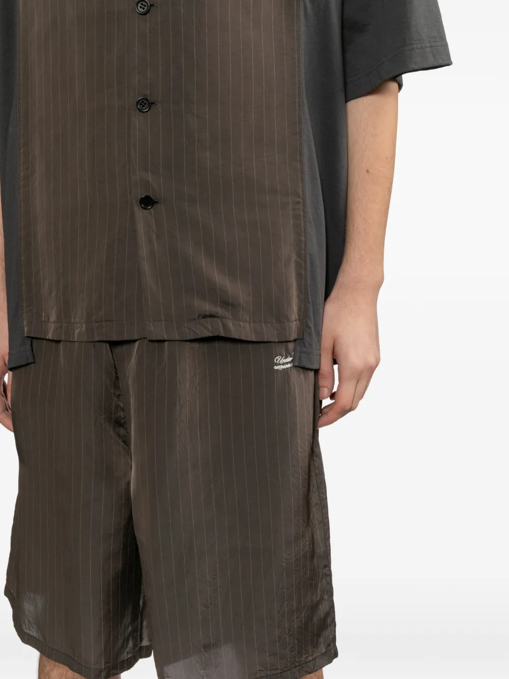 Undercover Shorts met krijtstreep geborduurd logo Bruin