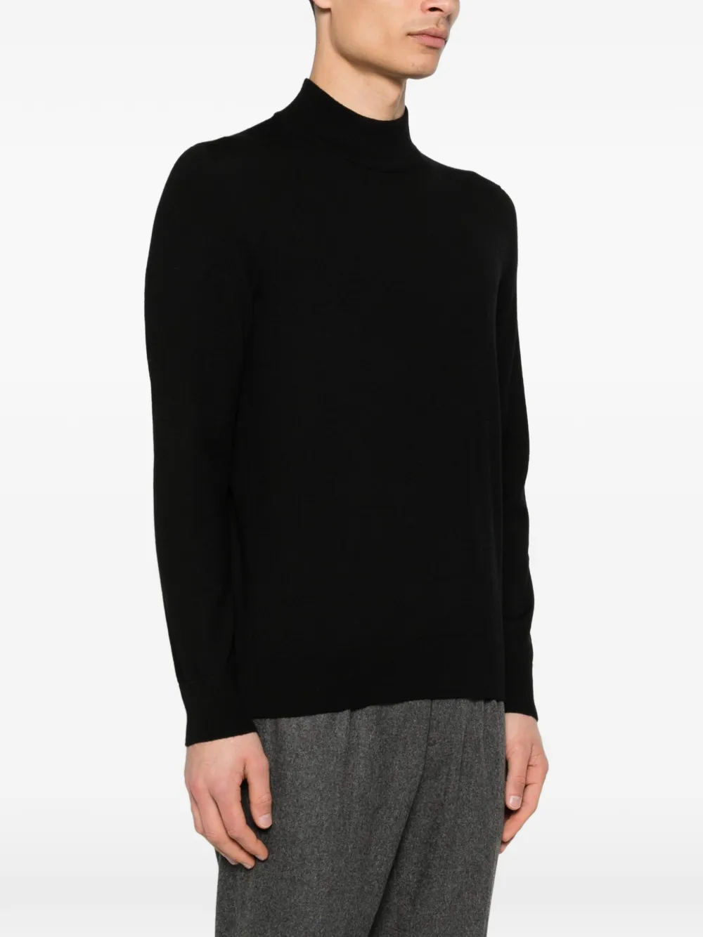 Long-Slevee Turtle-Neck Sweater
