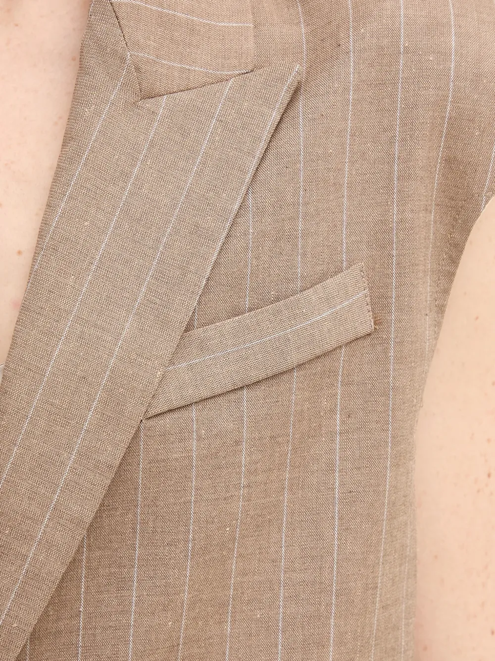 La Petite Française Valmy gilet met enkele rij knopen en krijtstreep Beige