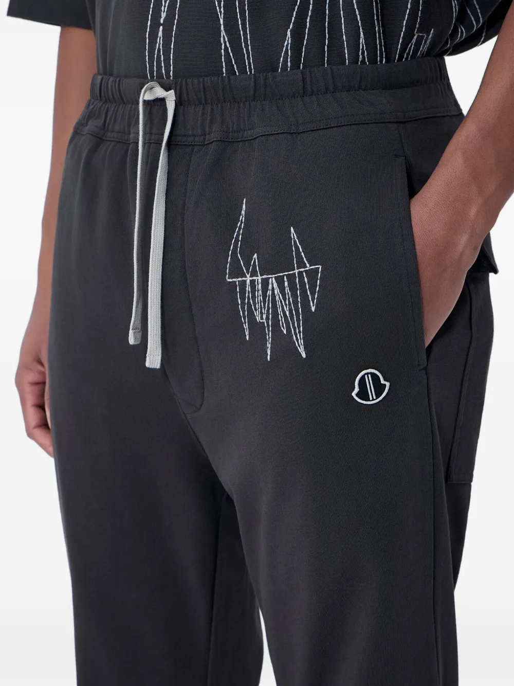 Moncler Broek met logo Grijs