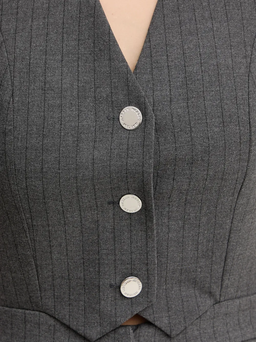 Morgan Jumpsuit met krijtstreep en knopen Grijs