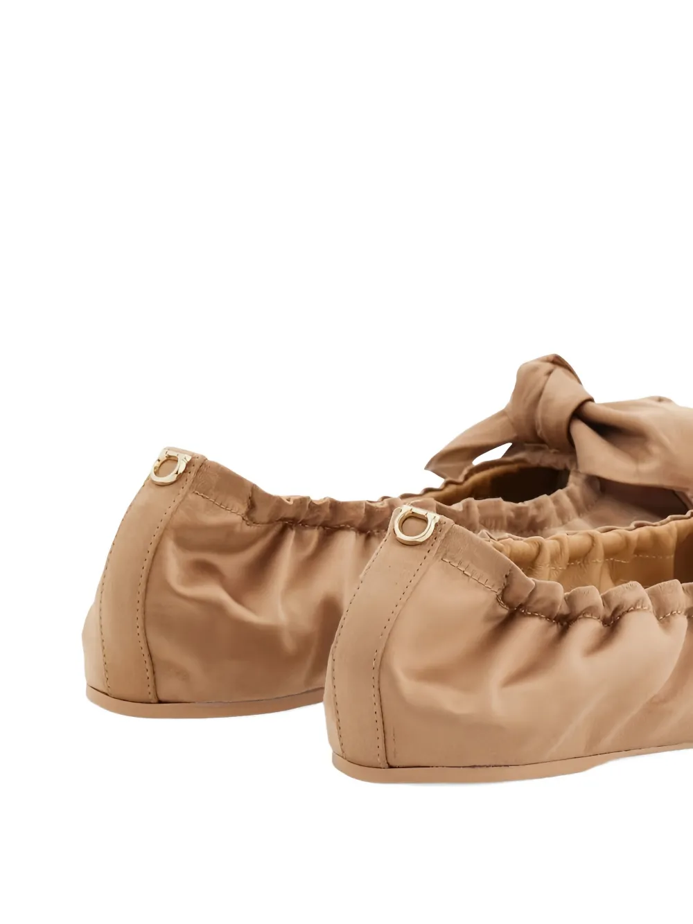 Ferragamo Gesmockte ballerina's met strik Beige