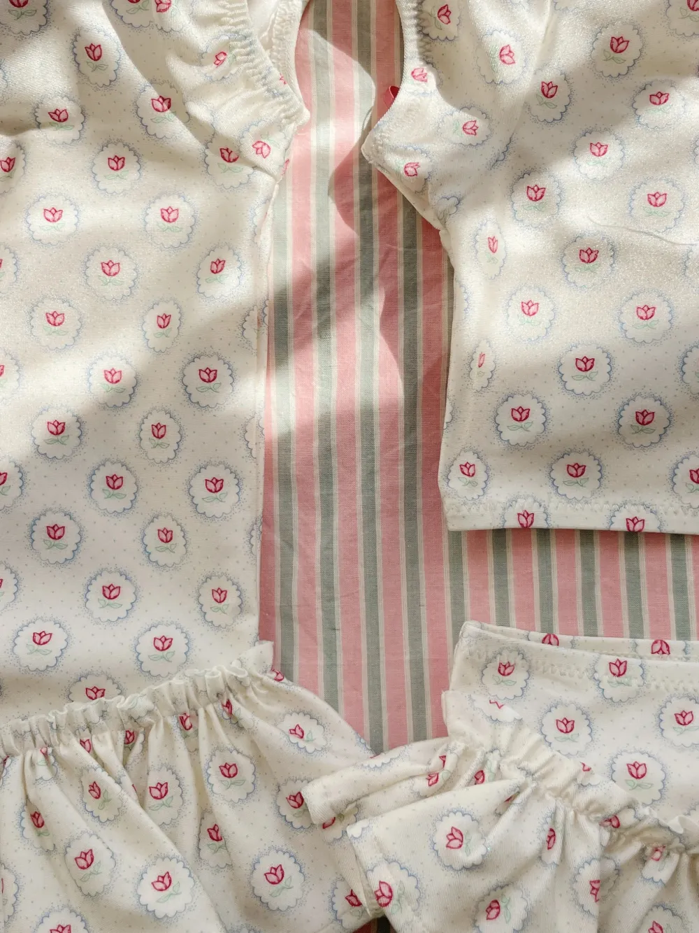 Konges Sløjd Bikini met bloemenprint en ruches Beige