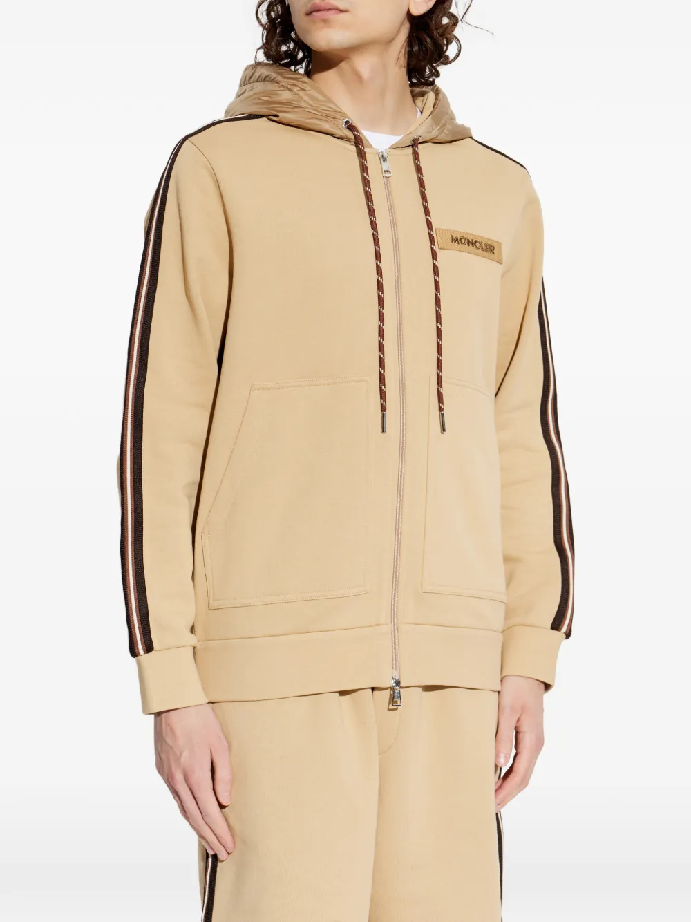 Moncler Gestreepte katoenen hoodie met logodetail en rits Beige