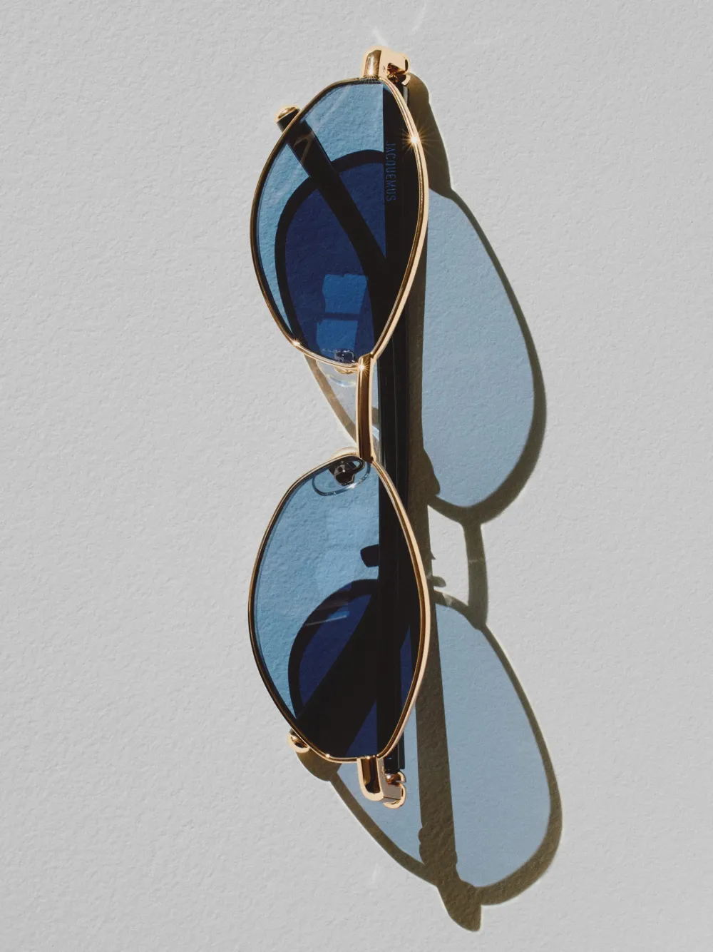 Jacquemus Zonnebril met ovalen montuur Goud