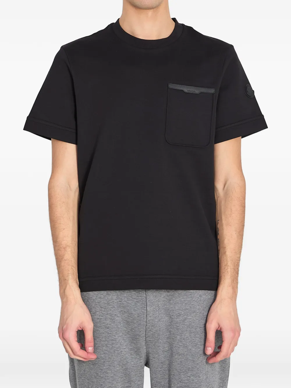Moncler 로고 패치 포켓 티셔츠 | 블랙