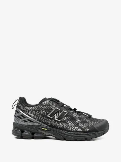 New Balance tenis con detalle del logo 1906