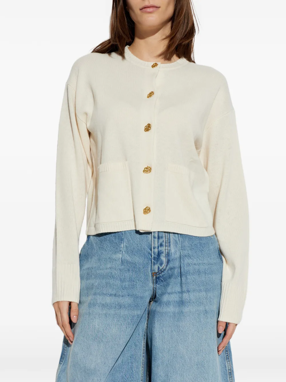 By Malene Birger Veronika vest verfraaid met knopen Beige