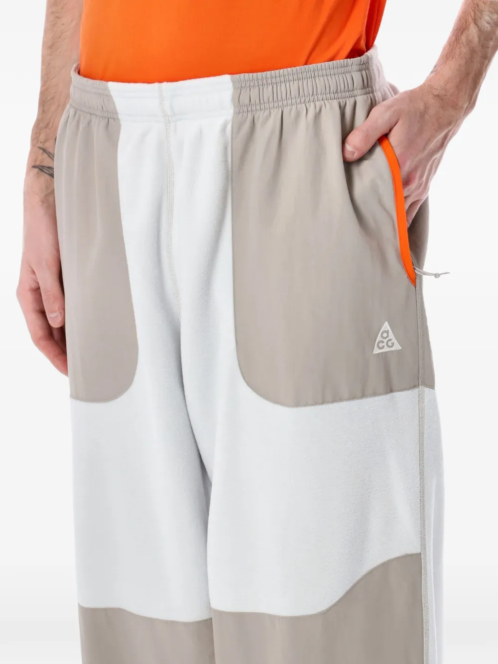 Nike Wolf Tree trainingsbroek met colourblocking Beige