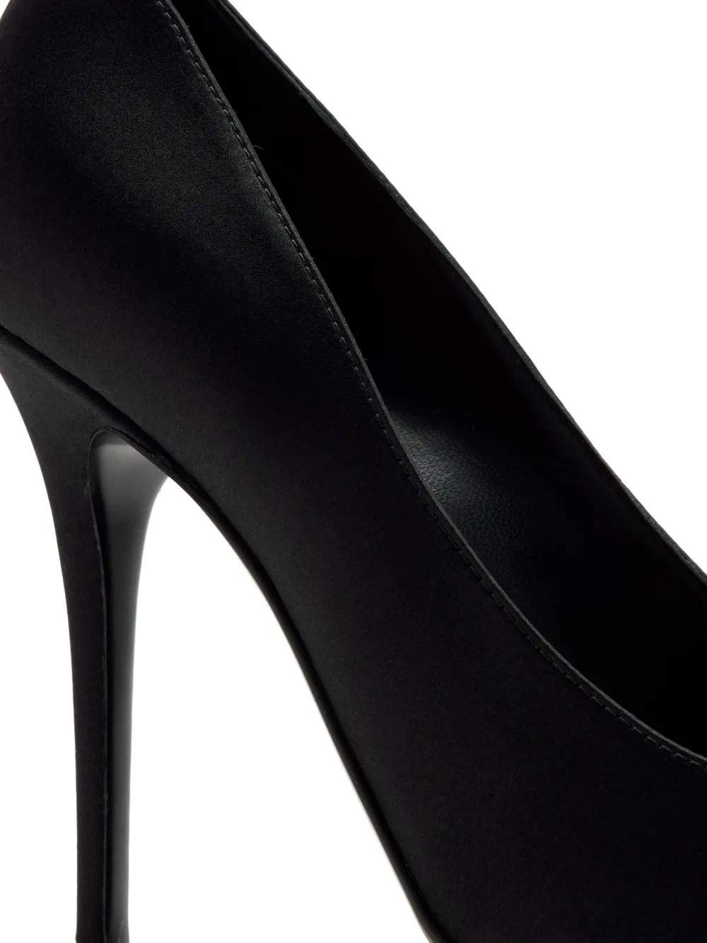 Amina Muaddi Satijnen pumps Zwart