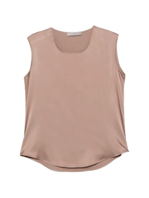 D.Exterior round-neck sleeveless top