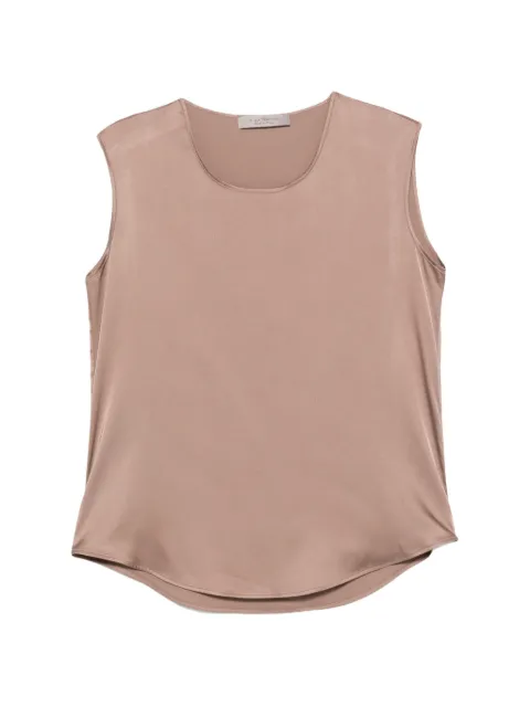 D.Exterior round-neck sleeveless top