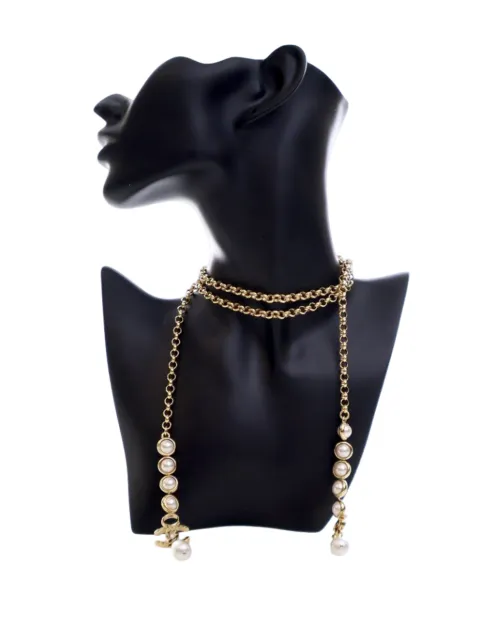 CHANEL Pre-Owned Collana con pendente CC placcata oro con perle sintetiche 2024