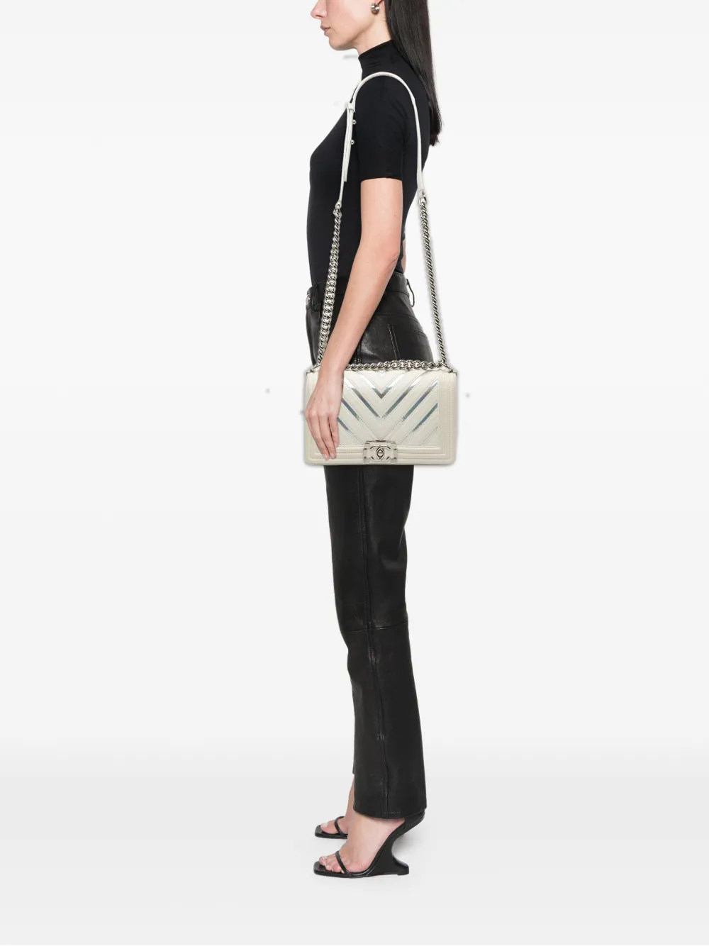  Chanel Pre-owned Sac à Bandoulière Boy Ancien Format Moyen à Rabat En Cuir D'agneau Et Pvc Irisé à Chevrons (2018) - Blanc 