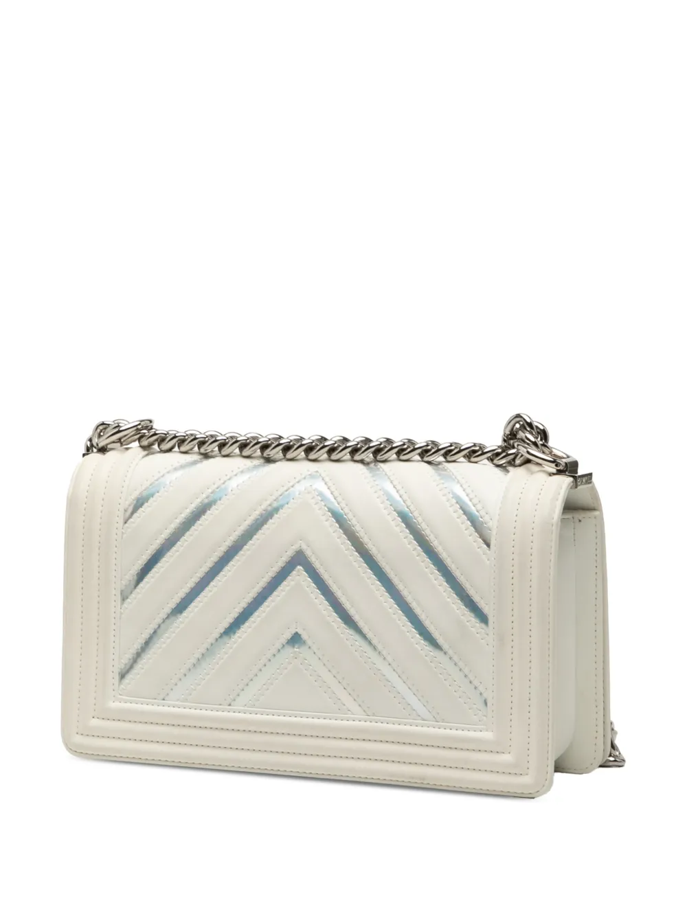  Chanel Pre-owned Sac à Bandoulière Boy Ancien Format Moyen à Rabat En Cuir D'agneau Et Pvc Irisé à Chevrons (2018) - Blanc 