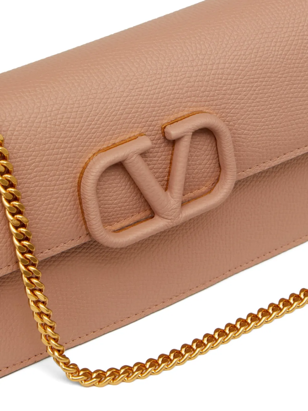 Valentino Garavani VLogo Signature portemonnee van bewerkt kalfsleer met ketting Beige