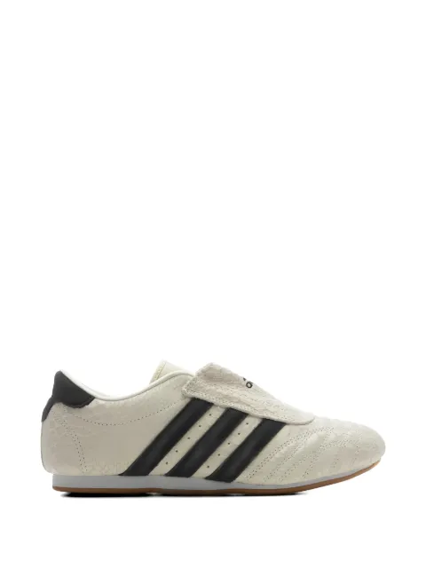 adidas tenis Taekwondo con detalle del logo