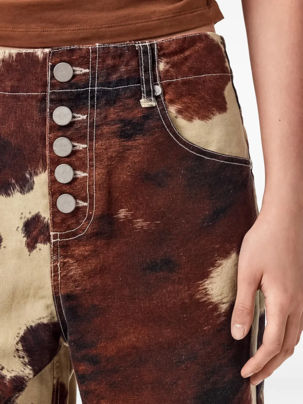AllSaints Taya jeans met knopen en koeienprint Beige