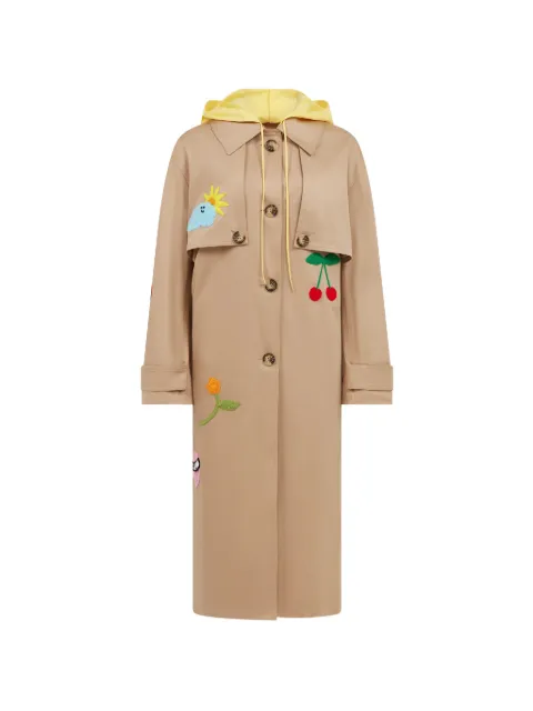 Mira Mikati abrigo bordado con capucha