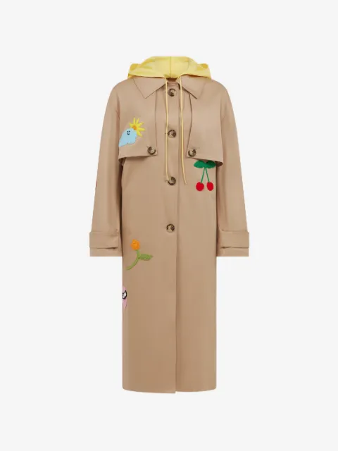 Mira Mikati abrigo bordado con capucha