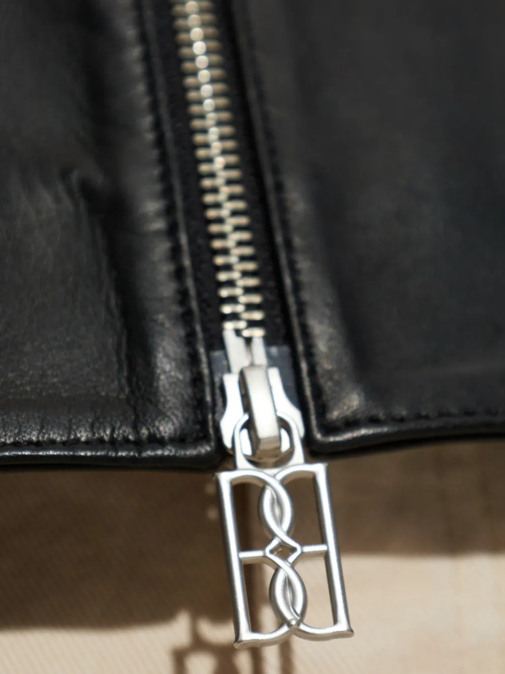 By Malene Birger Jack met omslag en knopen Zwart
